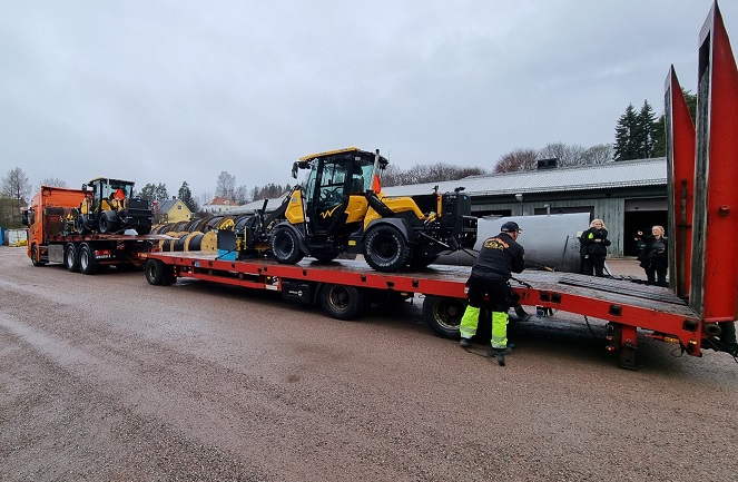Två Wille-traktorer anländer till Hoforshus på trailer.